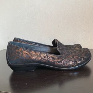 Dansko Women Size 49/9.5 Leather Snake Print Clogs Slip On Shoes Black/Gold